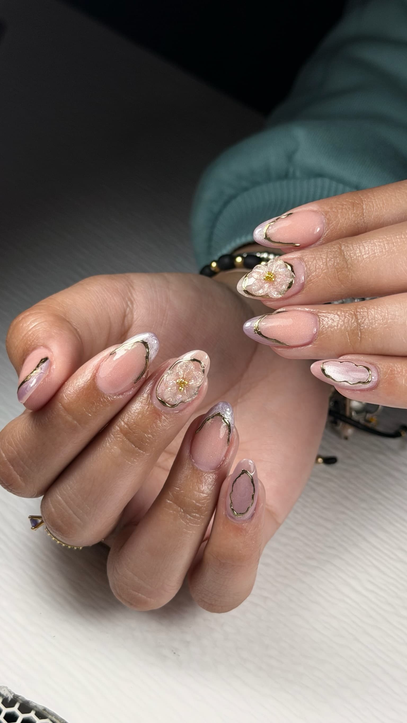 detalle de uñas acriicas doradas